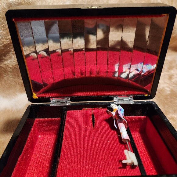 Antique Japanese Lacquered Music Box With Geisha Ballerina & Scenic Design Shell - Picture 12 of 14